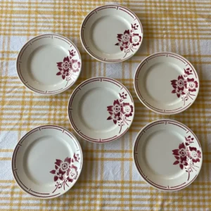 6 assiettes en faïence, fleurs bordeaux